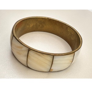 Juego de brazaletes bohemios de latón con incrustaciones de hueso, hechos a mano, pulseras llamativas - Product Image 1