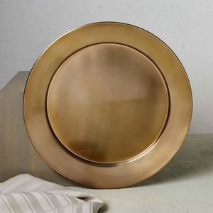 Plato de metal repujado decorativo para mesa de comedor, ideal para bodas, banquetes y decoración de eventos de lujo. - Product Image 1