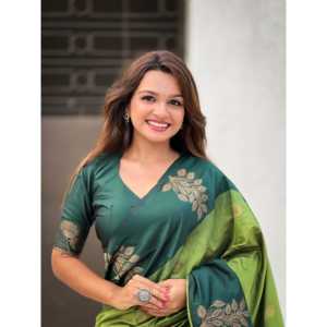 Sari Verde Iguana de Seda Suave con Borde Floral y Contraste Tejido con Zari para Vestidos de Noche - Product Image 1