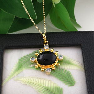 Collier pendentif en onyx noir et opalite, design perlé, plaqué or 18 carats, avec chaîne en câble, pour femmes. - Product Image 3