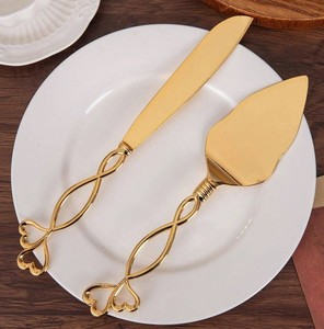 Ensemble élégant de spatules à gâteau plaquées or écologiques avec poignée en forme de cœur, couverts en acier inoxydable pour mariage, compatibles lave-vaisselle - Product Image 1