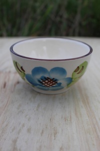 Bol de service en céramique artisanale avec motif floral bleu, finition émaillée durable pour des tables élégantes et modernes - Product Image 2
