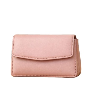 Basé sur des produits similaires, ce portefeuille compact et élégant, souvent en cuir PU, est conçu pour transporter des sacs en cuir. - Product Image 1