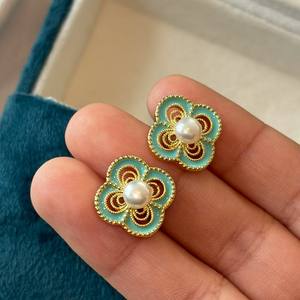 Boucles d'oreilles en perles d'eau douce d'été avec trèfle à quatre feuilles, bijoux de mode Zhuji, clous d'oreille en argent pur, nouveau look féminin frais - Product Image 3