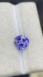 Pierre naturelle certifiée Tanzanite Zoisite naturelle taille cœur 8 MM avec excellente couleur et lustre, 1,84 carat, nette à la loupe - Product Image 3