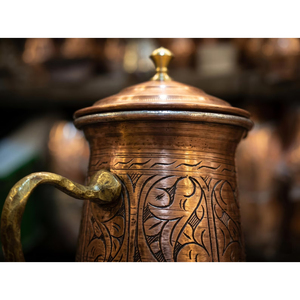 Pichet en cuivre peint à la main avec couvercle, disponible au prix de gros, en tailles et designs personnalisés, provenant d'un exportateur indien. - Product Image 3