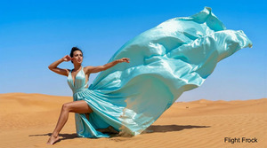 Robe de soirée de luxe dorée en satin, coupe fluide, avec fente haute et longue traîne, idéale pour séance photo en bord de mer, élégante pour bal de promo - Product Image 4
