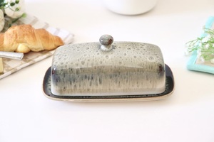 Pot à beurre en céramique artisanal avec couvercle, finition émail réactif, garde le beurre frais, élégant, durable, style de service de table - Product Image 2