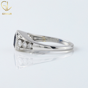 Bague de fiançailles vintage Art Déco en or blanc 14 carats avec saphir bleu taille coussin, moissanite et diamants, sertie à la milgrain, pour elle - Product Image 5