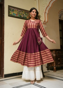 ชุดเดรส Anarkali ลายทางผ้าเรยอนสำหรับผู้หญิงไซส์ใหญ่ คอแบบ Angrakha แขนสามส่วน ทรงบาน สวมใส่สบาย สีแดงเลือดหมู - Product Image 4