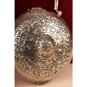 Bolso de mano artesanal God Grace Craft, estilo vintage, con forma de bola de metal grabada, color plata antigua, bolso étnico nupcial tipo Potli. - Product Image 6