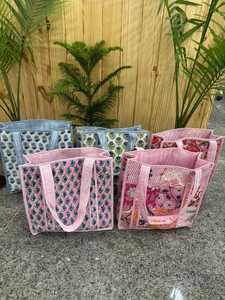Lote al por mayor de bolsos tote acolchados con bordado, cierre de cremallera, diseño floral, para regalo nupcial, playa, fin de semana, viaje de una noche, o uso casual. - Product Image 6