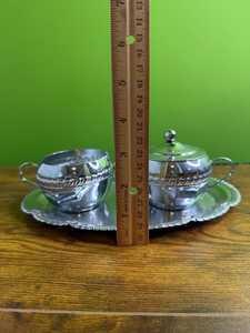 Ensemble sucrier et crémier vintage Irvinware en métal avec couvercle et plateau - Product Image 2