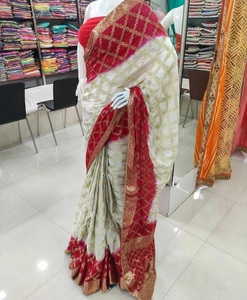 Sari de Seda Verde con Bordado Zari Dorado, Traje Tradicional Indio para Bodas, para Mujer, Largo hasta el Suelo, Corte Regular - Product Image 2