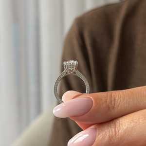 Bague de fiançailles en or blanc UNIQUE avec diamant de laboratoire 2 carats taille coussin allongée E VVS2, halo caché et pavé 2D, certifiée IGI - Product Image 3