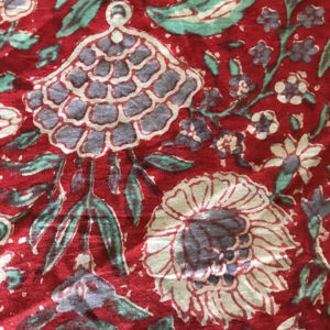 Tela de algodón estampada a mano – Estampado floral audaz en toda la superficie |   Base Roja con Motivos Azul Verdoso y Grises - Product Image 1