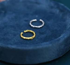 Pendientes tipo ear cuff con acabado de lámina arrugada en plata de ley, sin perforación, efecto fundido, martillados, en plata o oro. - Product Image 5