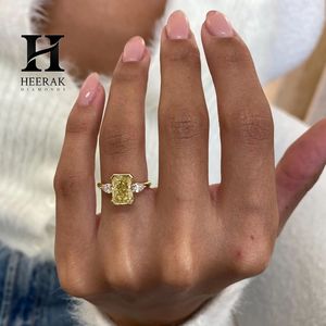Anillo Radiante Amarillo de Moda con Engaste de Bisel de 3 Piedras y Piedras Laterales en Forma de Lágrima, Joyería de Oro Amarillo de 10K y 14K - Product Image 5