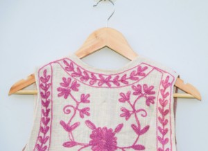 เสื้อแจ็คเก็ตแขนกุดปักลาย TNT ระบายอากาศได้ดีสำหรับฤดูหนาว รุ่น Artisan Luxe |   เสื้อแจ็คเก็ตบอมเบอร์ถักลายดอกไม้สำหรับผู้หญิง |   เสื้อกั๊กผ้าฝ้ายพรีเมียมแบบซ้อนชั้น - Product Image 5