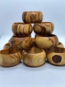 Anneau de serviette décoratif en bois naturel, parfait pour une mise en scène de table minimaliste, respectueux de l'environnement, idéal pour les thèmes de repas chaleureux et d'intérieur douillet. - Product Image 2