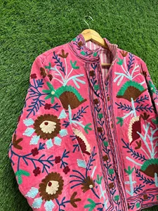 Chaqueta de Terciopelo con Bordado Floral Suzani Bohemio, Chaqueta Vintage Hecha a Mano para Mujer con Cuello Alto - Product Image 1