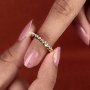 Anillo de Eternidad con Diamantes Cultivados en Laboratorio, Oro de 14K, Diseño Festoneado, Anillo de Boda Apilable, Regalo Minimalista para Aniversario de Bodas para Ella - Product Image 4