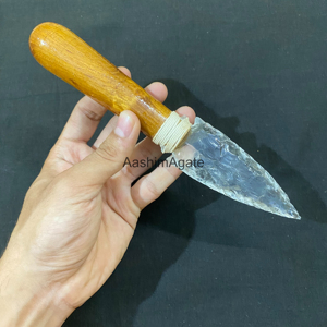 Dague décorative en verre transparent avec manche en bois naturel |   Collection de présentoirs en cristal faits à la main - Product Image 4