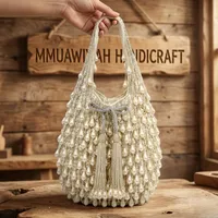 Sac unique, sac à perles, sac POTLI, doté d'un design artisanal orné de perles chatoyantes et de pompons élégants.