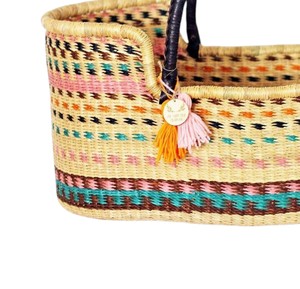 Panier à langer en jonc de mer écologique à motifs de pompons, assorti à un panier à langer en rotin pour enfant avec poignées noires pour le transport. - Product Image 3