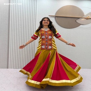 Ropa para festivales: Lehenga acampanada estilo Kali de algodón puro multicolor con trabajo estilo Gamthi y blusa con abertura lateral larga. Proveedor indio. - Product Image 1