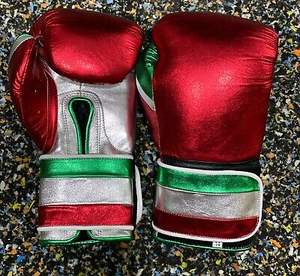 Guantes de Boxeo Profesionales Hechos a Medida de Cuero Vacuno Genuino en Tono Verde Perla Metálico Rojo, con Cierre de Cordones - Product Image 2