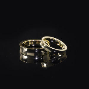 แหวนคู่รัก AMBER JEWELS ดีไซน์เรขาคณิตเรียบหรู ชุบทองคำขาว ประดับเพชร IGI Certified วัสดุโลหะแท้ - Product Image 2