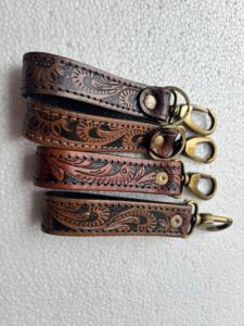 Llavero de Cuero Genuino Rectangular con Grabado a Mano Estilo Vintage Conifer y Clip de Latón Antiguo - Product Image 4