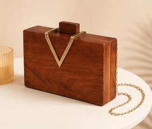 Bolso de Mano Moderno de Madera con Diseño Creativo en Forma de V de Latón, Regalo Promocional Novedoso, Bolso de Moda de Lujo - Product Image 4