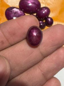 Pierre précieuse naturelle œil de chat rouge rubis étoilé, taille ovale, polie, 5-10 carats, pour la fabrication de bijoux - Product Image 1