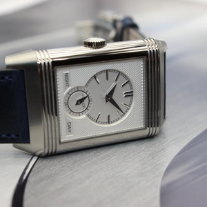 Un reloj mecánico de lujo rectangular para hombre con esfera reversible de doble cara y diseño de zona horaria, combinado con una correa de cuero. - Product Image 6