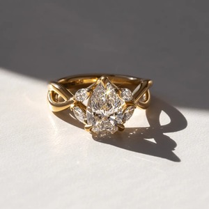 Anillo de compromiso de oro amarillo de 14 quilates con diamante cultivado en laboratorio de corte pera de 1.25 quilates y diseño infinito - Product Image 3