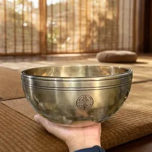 Bol chantant artisanal en laiton avec emblème circulaire traditionnel, bol sonore martelé en métal pour la méditation, le yoga et la relaxation sonore - Product Image 6