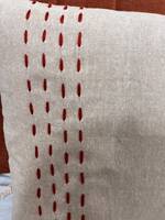 Housse de coussin carrée en coton brodée au point Kantha, artisanale et minimaliste, avec fonction anti-acariens, en beige et rouge