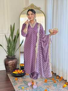 Ensembles Kurti pour femmes très demandés avec pantalon et dupatta couleur oignon à imprimé numérique, en viscose Chanderi coupe droite - Product Image 2