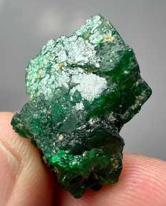 Cristal de Esmeralda Verde de Alta Calidad, Clúster Natural de Swat, Pakistán, Espécimen Mineral para Coleccionistas - Product Image 2