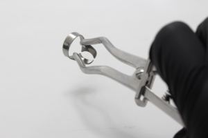 Pinza para Dique de Goma Fig.15 de Acero Inoxidable Autoclavable, Resistente al Óxido, con Agarre Ergonómico, Instrumentos para Dique de Goma Meditech MI-4-311 - Product Image 5