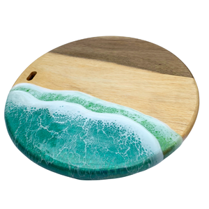 Planche à découper ronde en bois avec design en résine vague océanique, style côtier, ustensile de cuisine fait main - Product Image 1