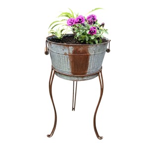 Maceta de Metal Galvanizado Estilo Rústico con Soporte Decorativo de Hierro, Maceta Grande para Decoración de Jardín Interior y Exterior - Product Image 1