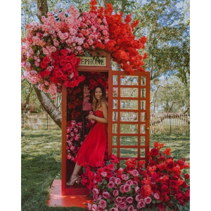 Nuestra cabina telefónica vintage blanca es ideal para su próxima sesión de fotos. - Product Image 1