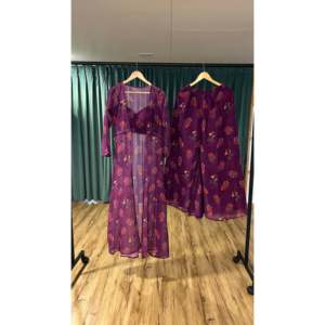 Hermoso vestido de noche Indo Western para fiestas con estampado digital - Product Image 1