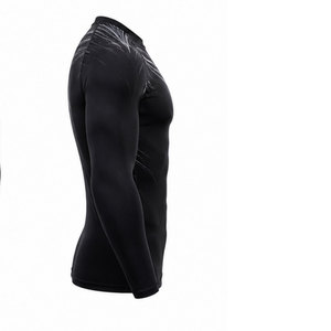 Camiseta deportiva ligera de compresión con costuras resistentes y tela elástica, que garantiza un rendimiento duradero. - Product Image 4