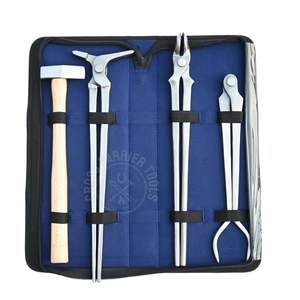 Kit complet d'outils de fermeur pour le ferrage, comprenant une pince à sabots, une pince à sabots à tête ronde, un écarteur de sabots et un marteau de pose de sabots à chaud - Product Image 1