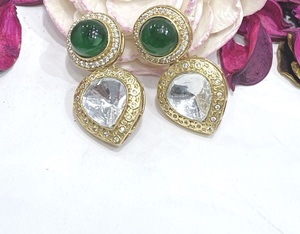 Adorables Pendientes Colgantes de Moda Chapados en Oro con Piedras de Circonio para Mujeres y Niñas - La Mejor Calidad para Fiestas Nocturnas - Product Image 2