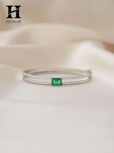 Brazalete de Diamantes de Doble Hilera de Lujo con Piedra Central Verde Corte Esmeralda, Joyería Fina de Oro de 18K - Product Image 5